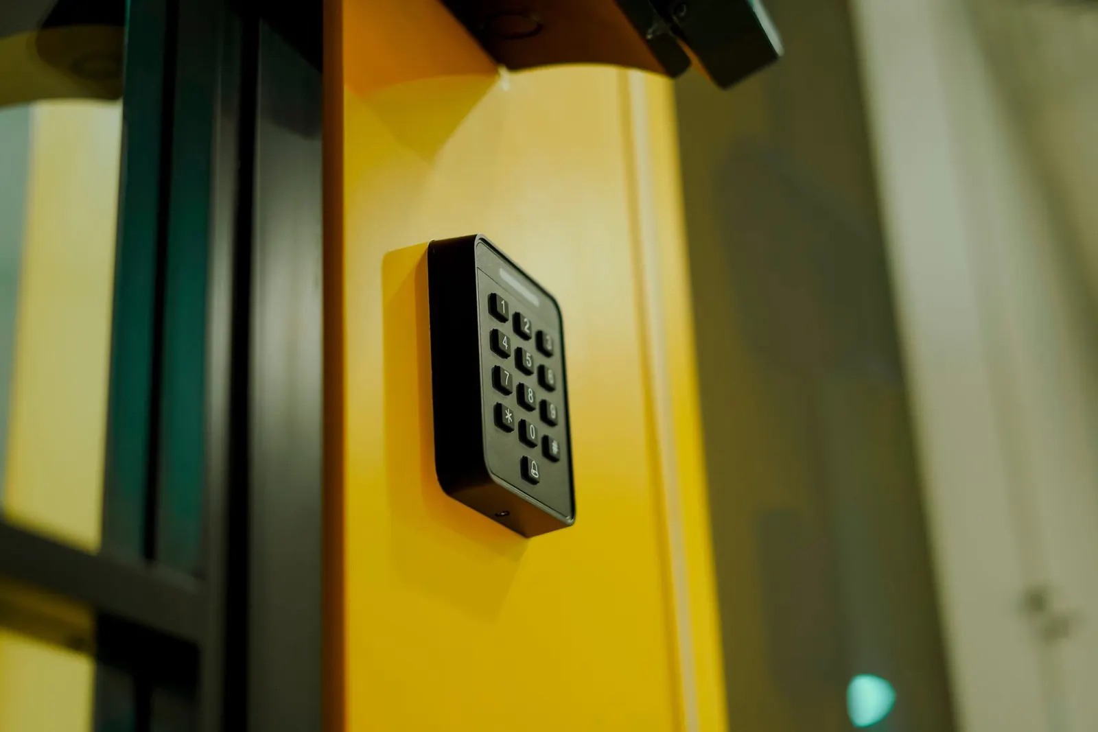 Lector de control de acceso con teclado instalado junto a una puerta