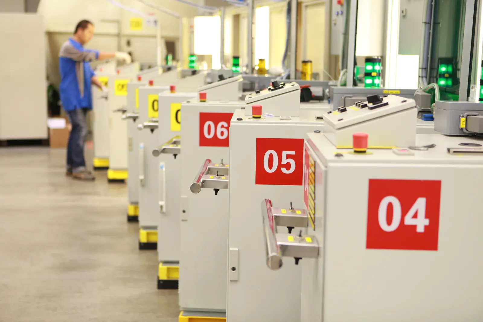 Armarios de máquinas industriales identificados con placas numeradas