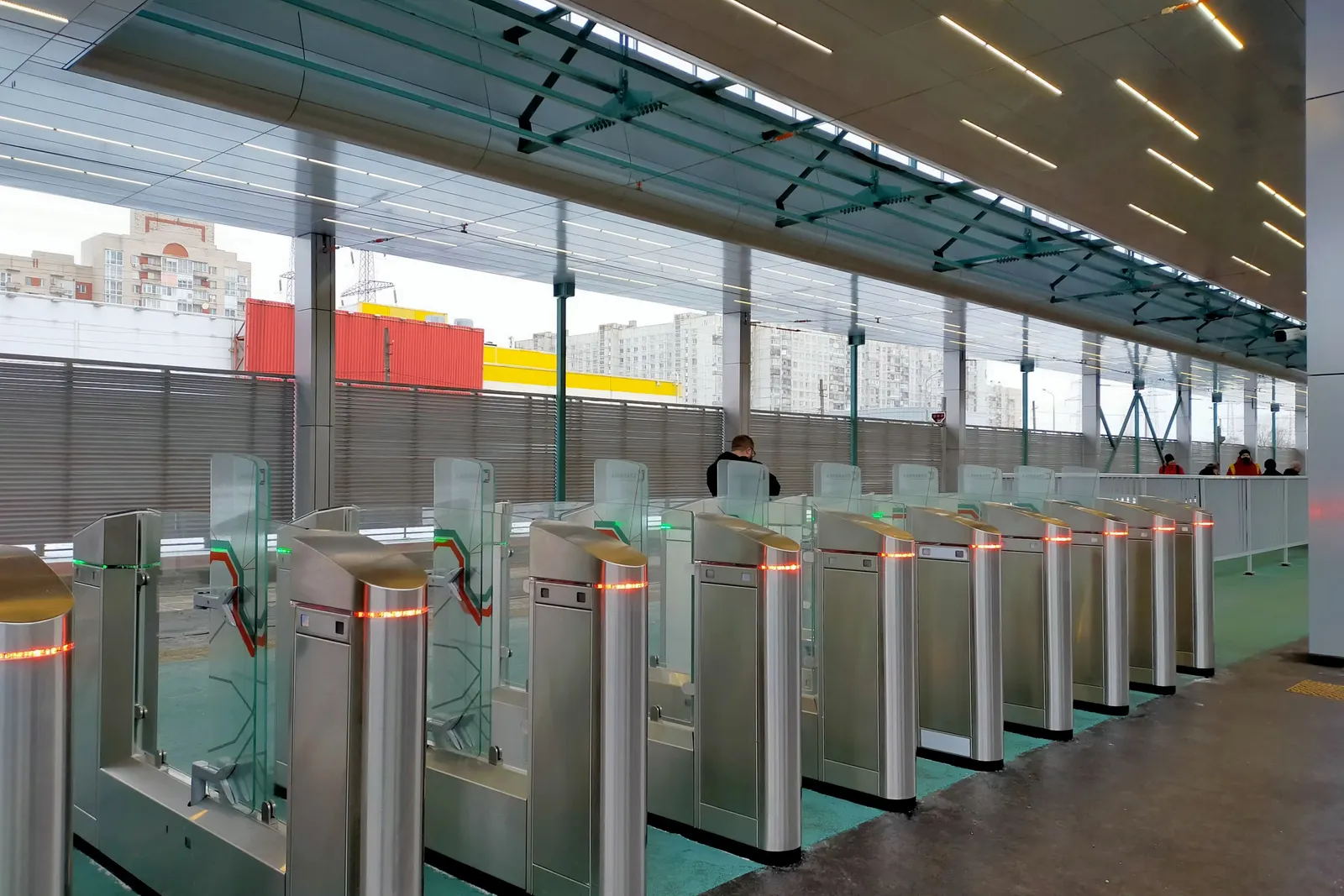 Hilera de tornos de acceso de acero inoxidable con puertas de cristal